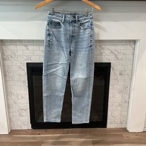 American Eagle Outfitters straight mom jeans light wash Denim
